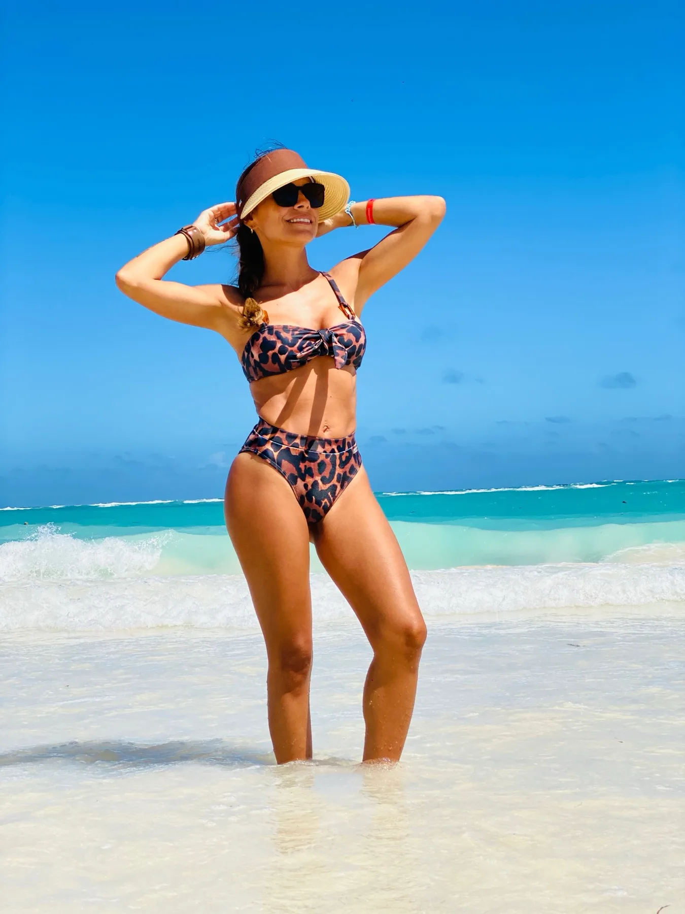 Bikini animal print Calypsonia frente al mar turquesa