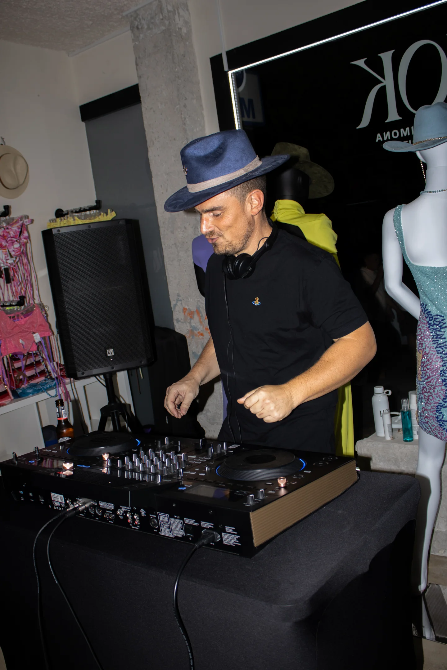 DJ durante el Grand Opening de House of Kimona