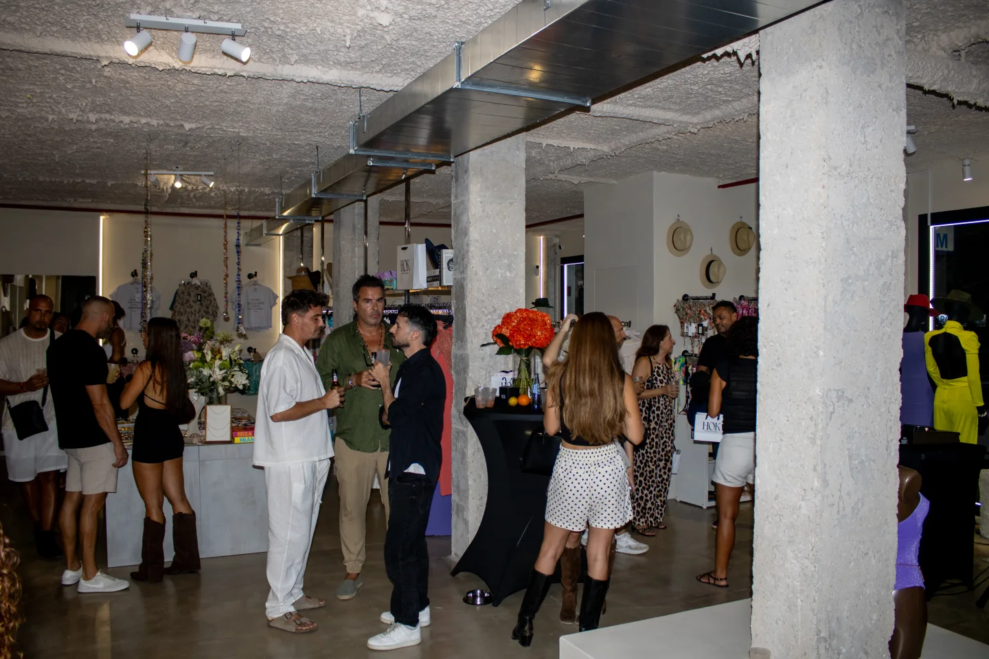 La tienda House of Kimona llena durante su inauguración