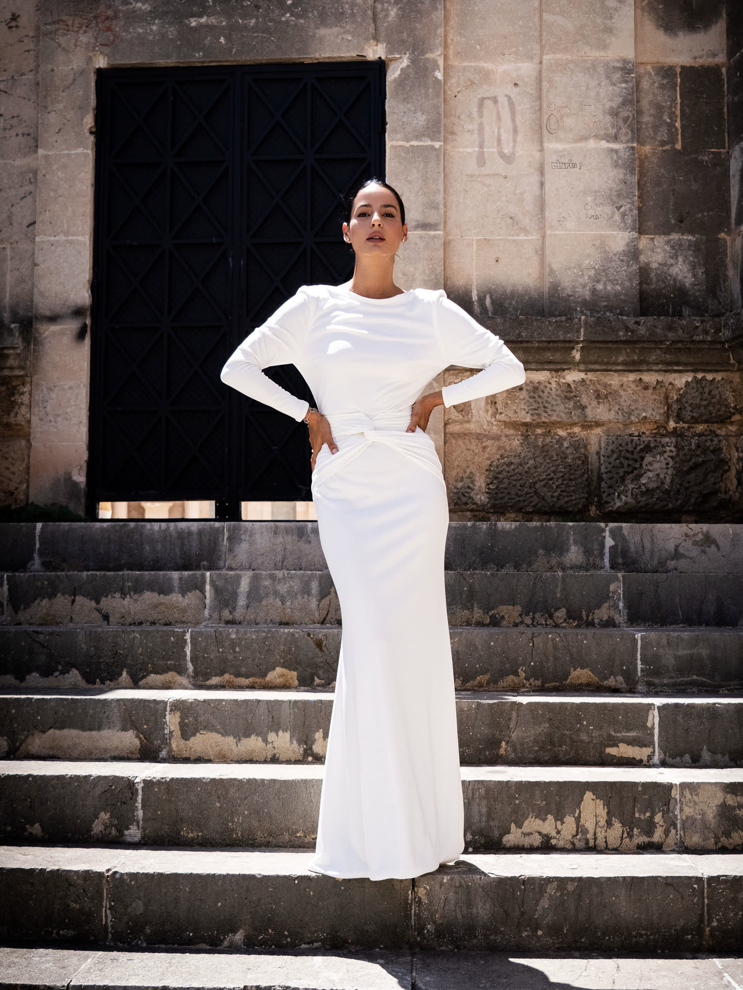 Vestido blanco largo de Kimona by JP en arquitectura de piedra