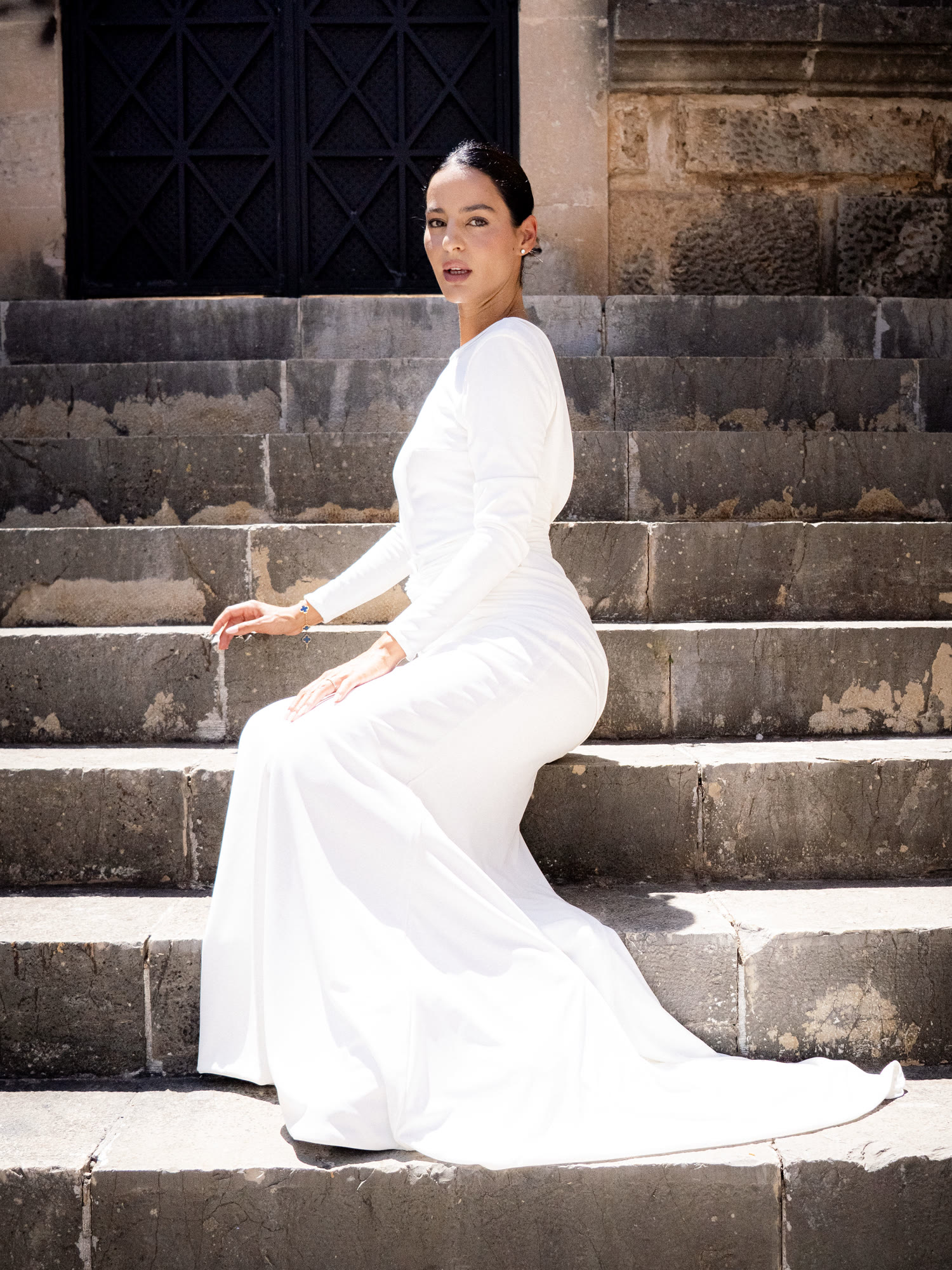 Vestido blanco Kimona by JP sobre las escaleras de piedra de Mallorca