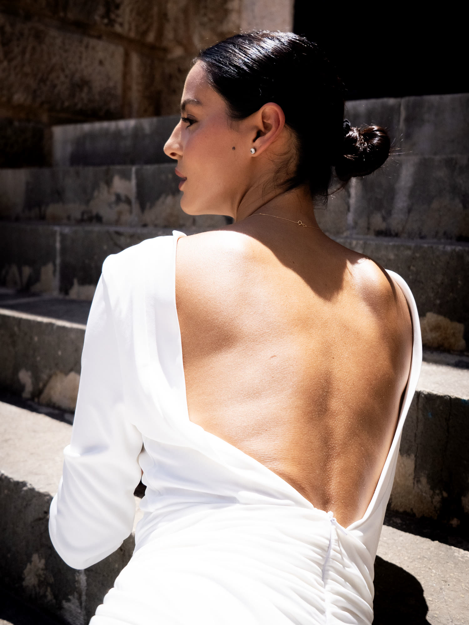 Primer plano de la espalda escotada del vestido blanco Kimona by JP
