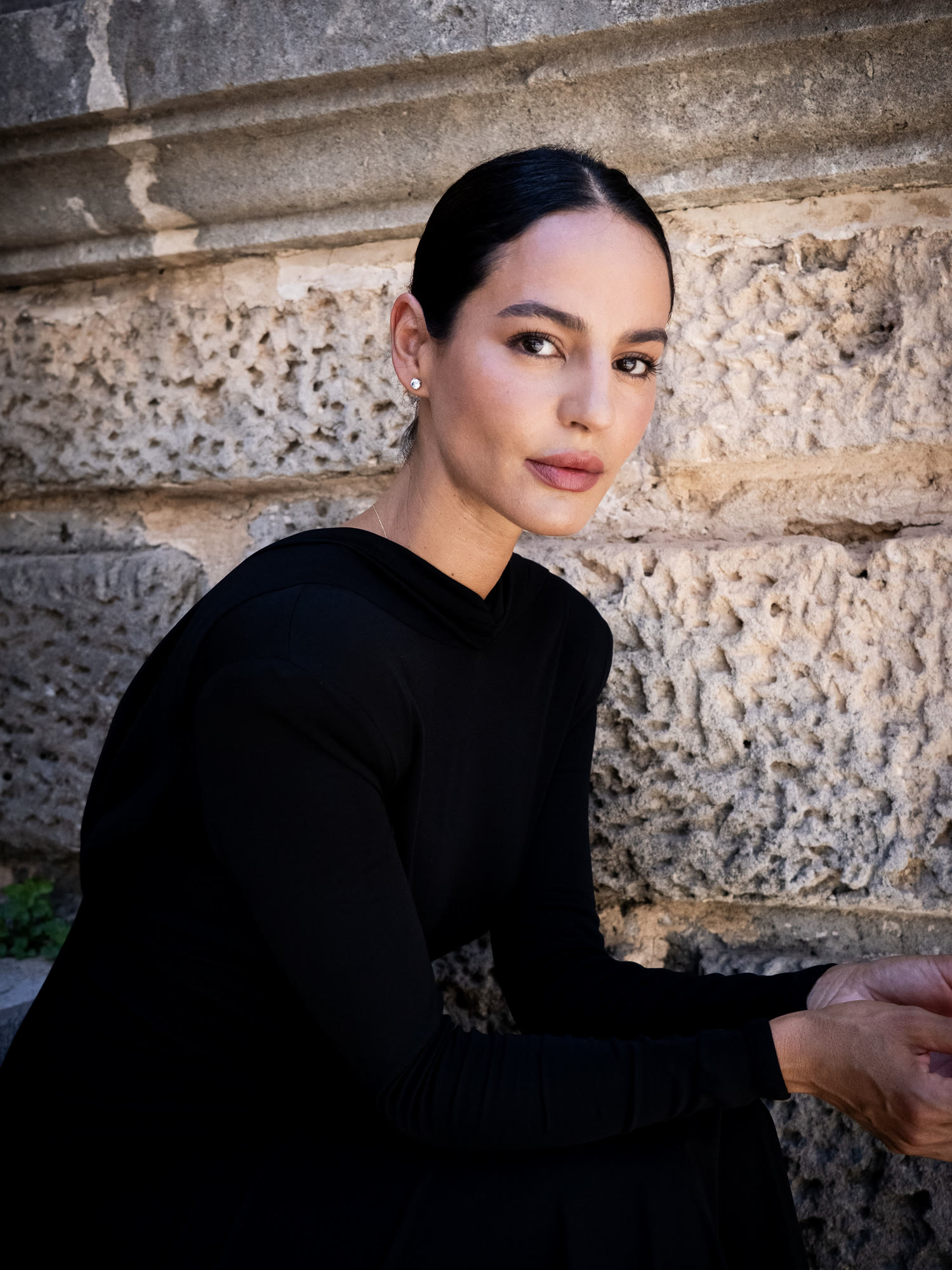 Retrato editorial con vestido negro Kimona by JP