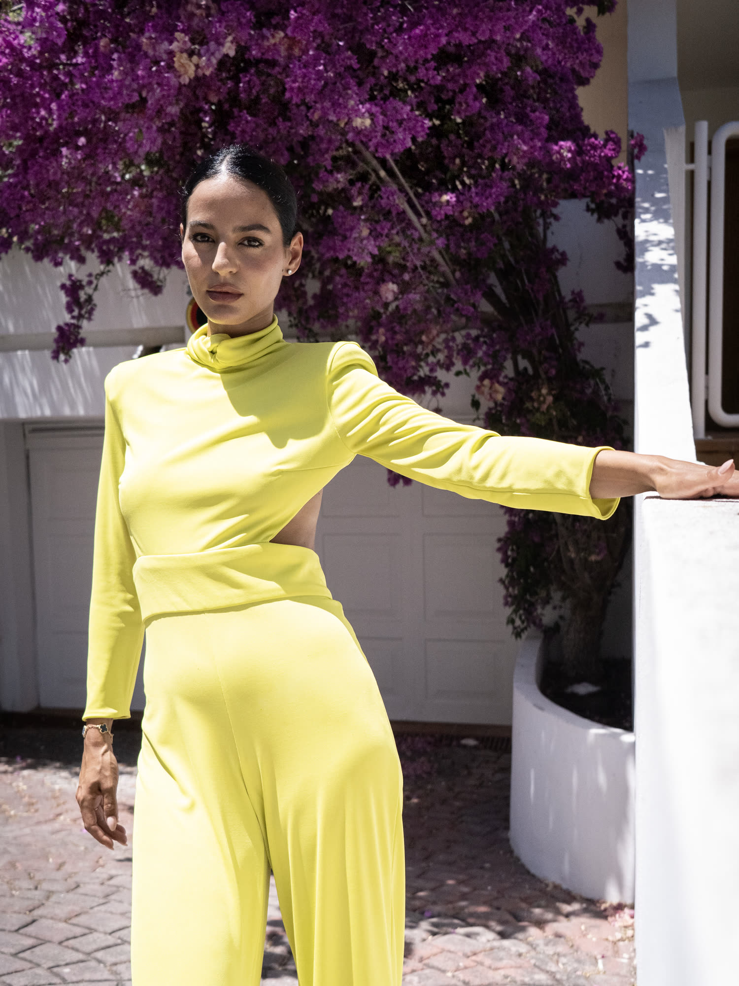 Look amarillo lima de Kimona by JP entre piedra y buganvillas