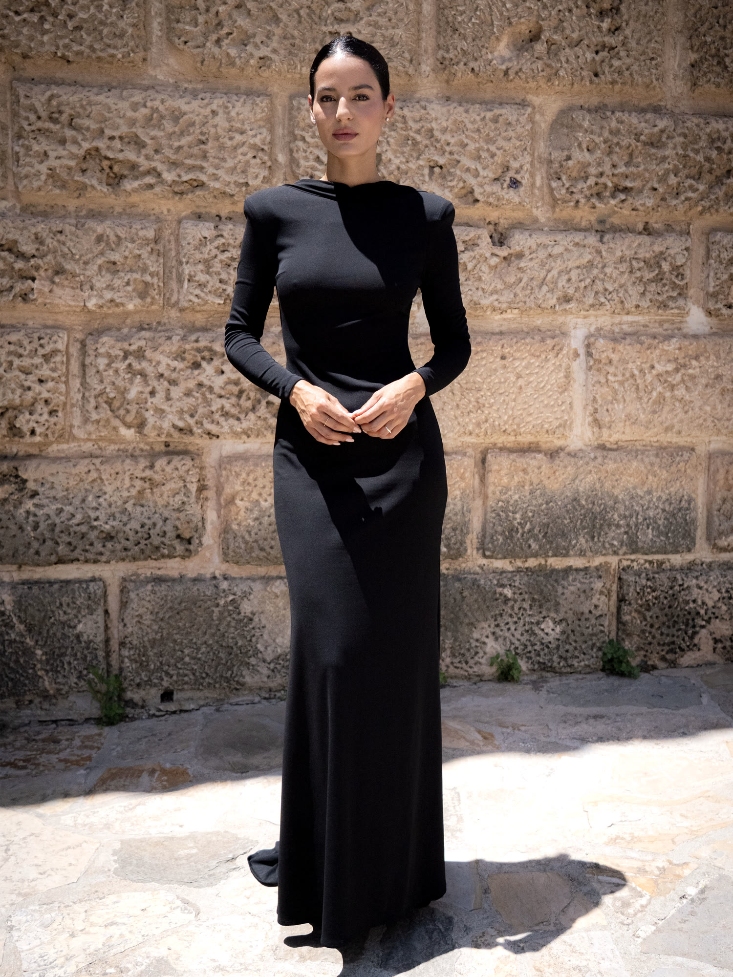 Vestido negro largo de Kimona by JP frente a la arquitectura mallorquina